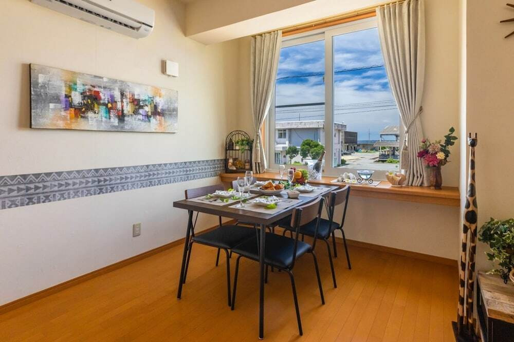 客室内のダイニングエリア