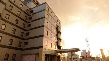 施設の正面 (日没後) / 2