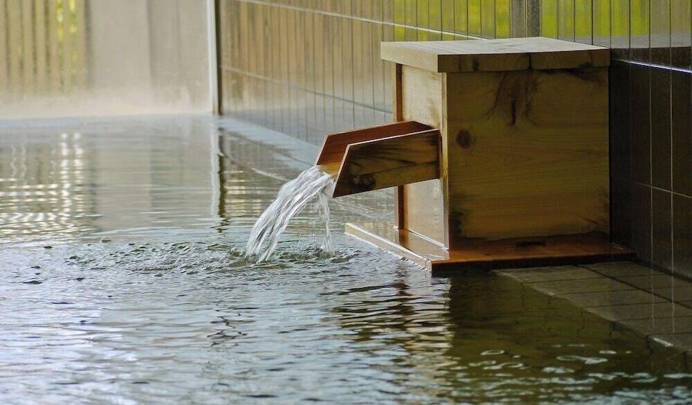 朝日に染まる海を
温泉から眺める優雅な朝 / 1