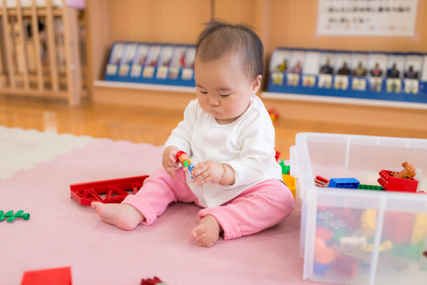 キッズルームで遊ぶ赤ちゃん