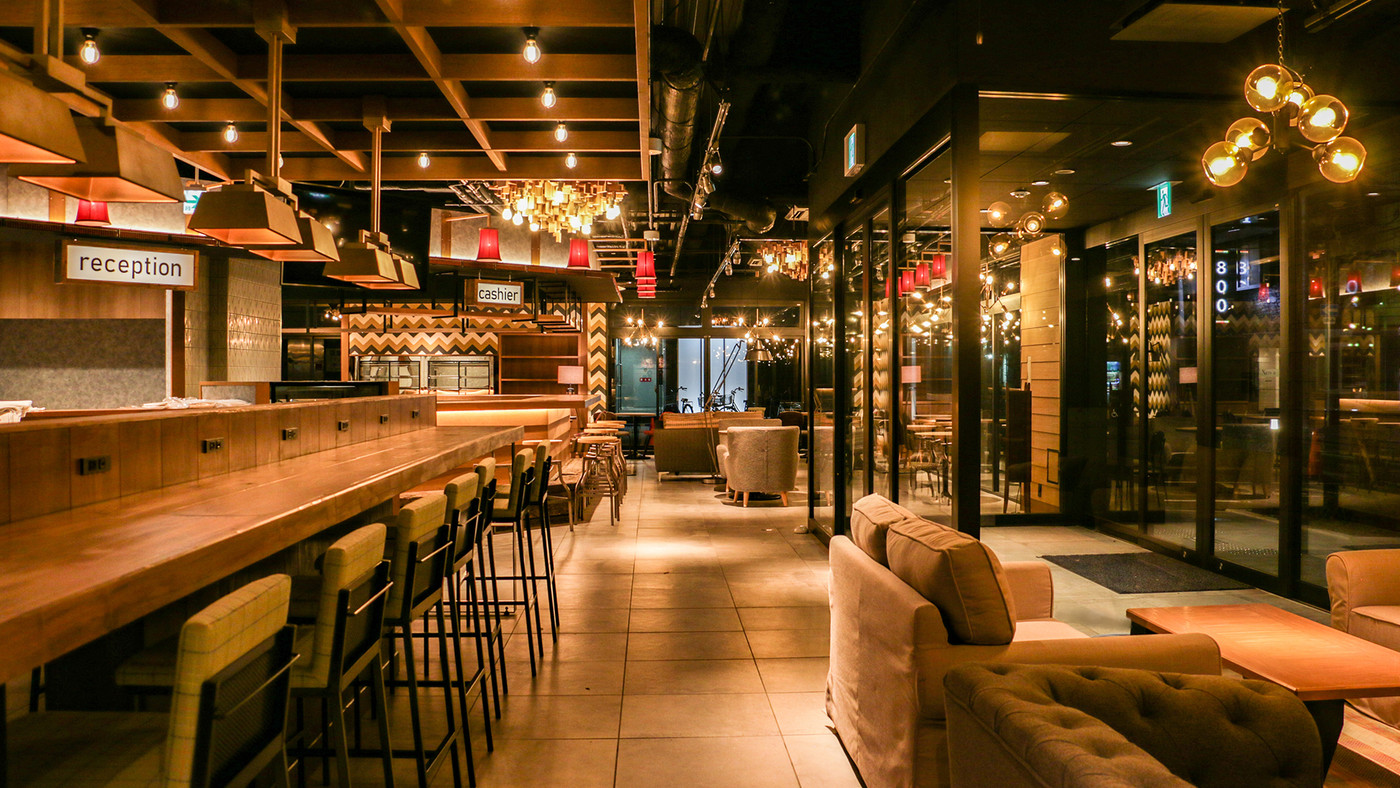 カジュアルで温かみのある内装にほっと落ち着ける4036686