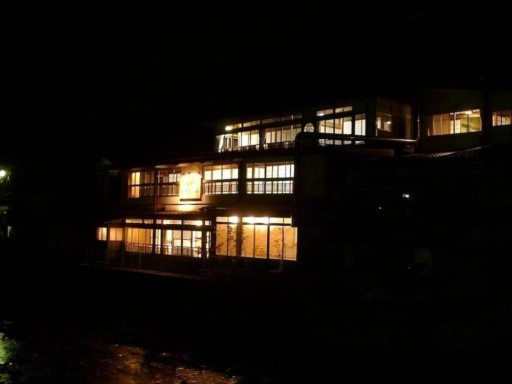 施設の正面 (日没後)