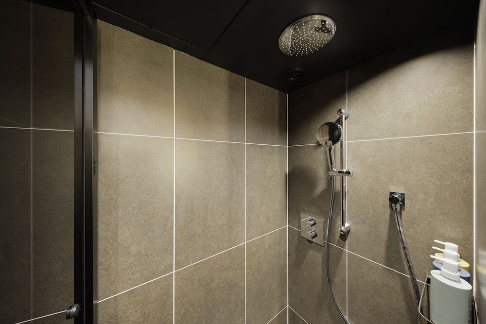 綾館 温泉露天風呂付プレミアルーム テラス付のシャワールーム