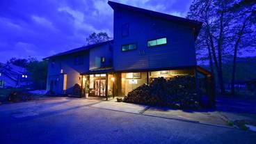 施設の正面 (日没後) / 1