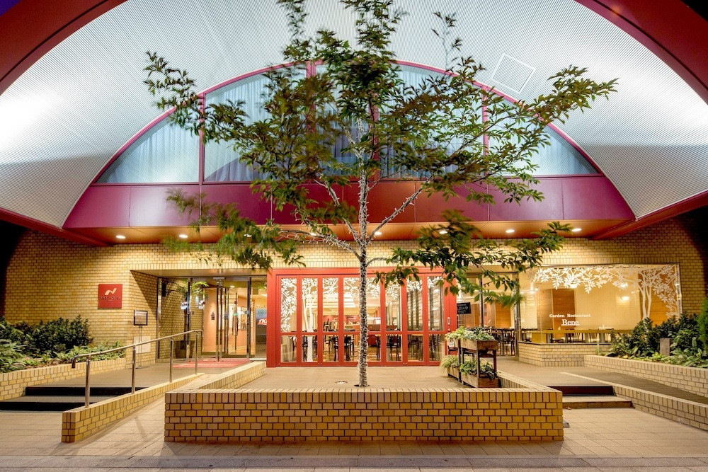 施設の正面 (日没後)