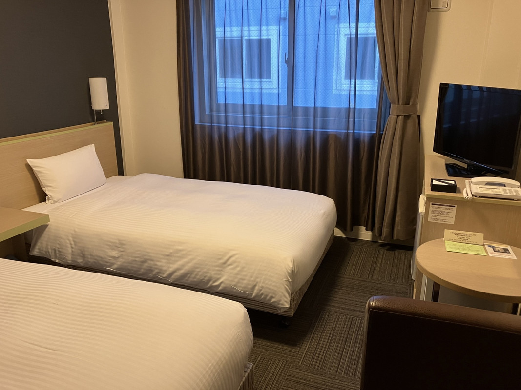 迎えには別棟が見えています。