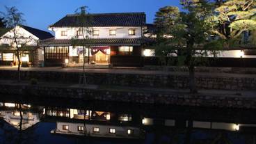 施設の正面 (日没後) / 1