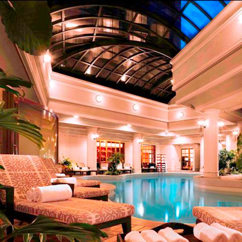 爽やかな風を感じられるプール3980418