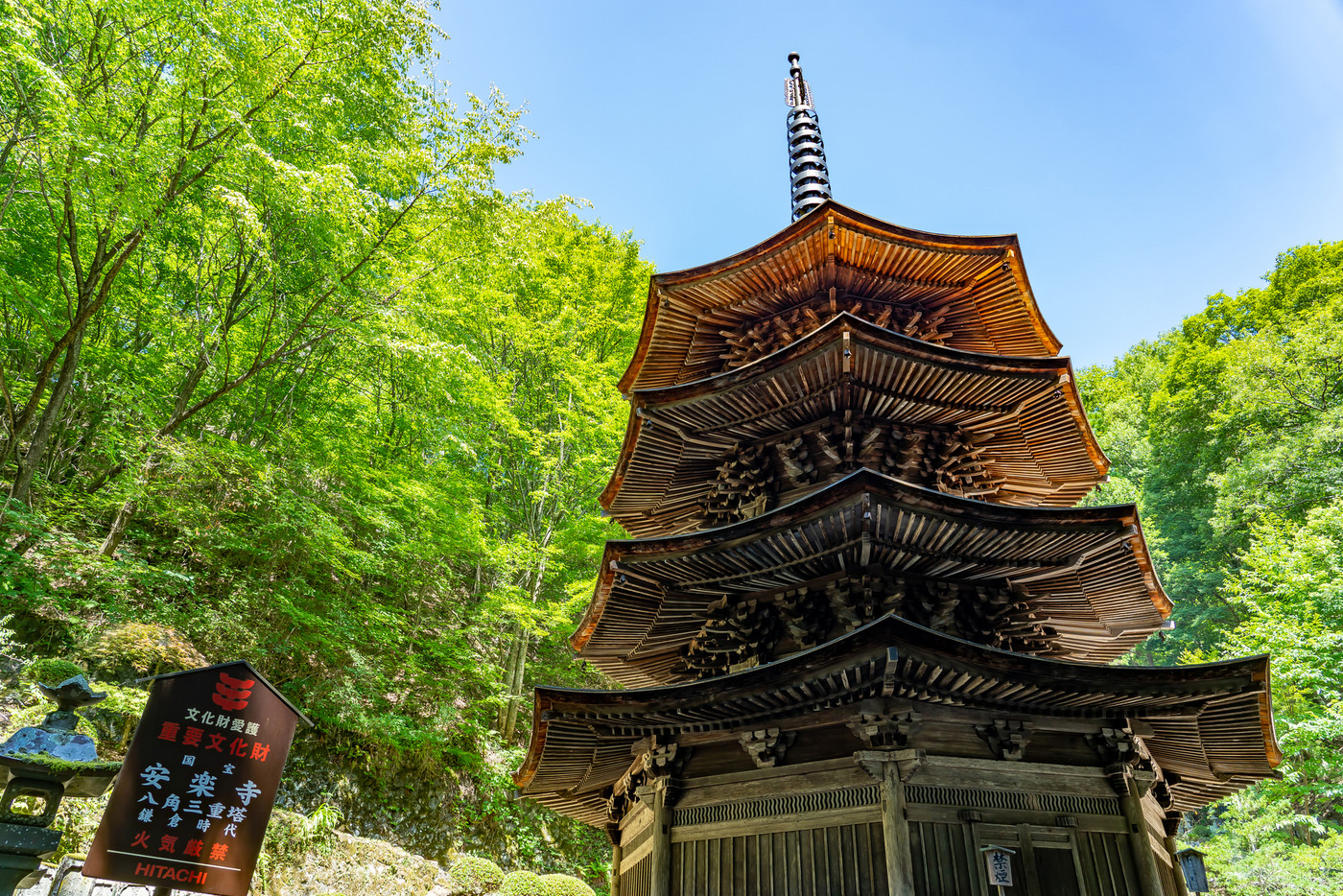 長野県上田市　夏の別所温泉の奥にある安楽寺の八角三重塔　看板付き
