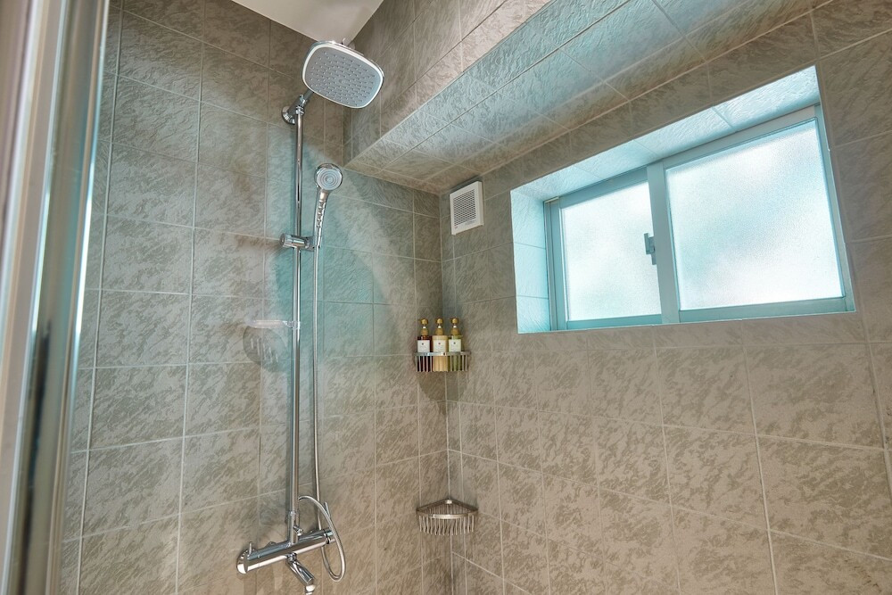 バスルームのシャワー