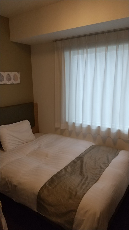 窓の外は隣のビル