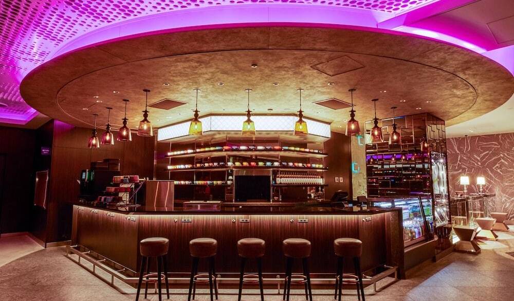 夕食を楽しんだ後は
ラウンジでお酒も / 1