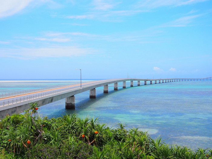 絶景が広がる、伊良部島と宮古島を繋ぐ「伊良部大橋」※橋の上は駐停車禁止の為、撮影は橋の袂の駐車場でしましょう