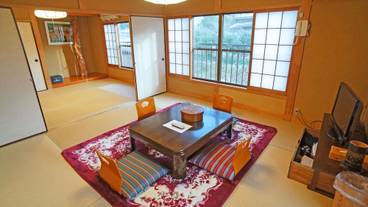 客室内のダイニングエリア / 8