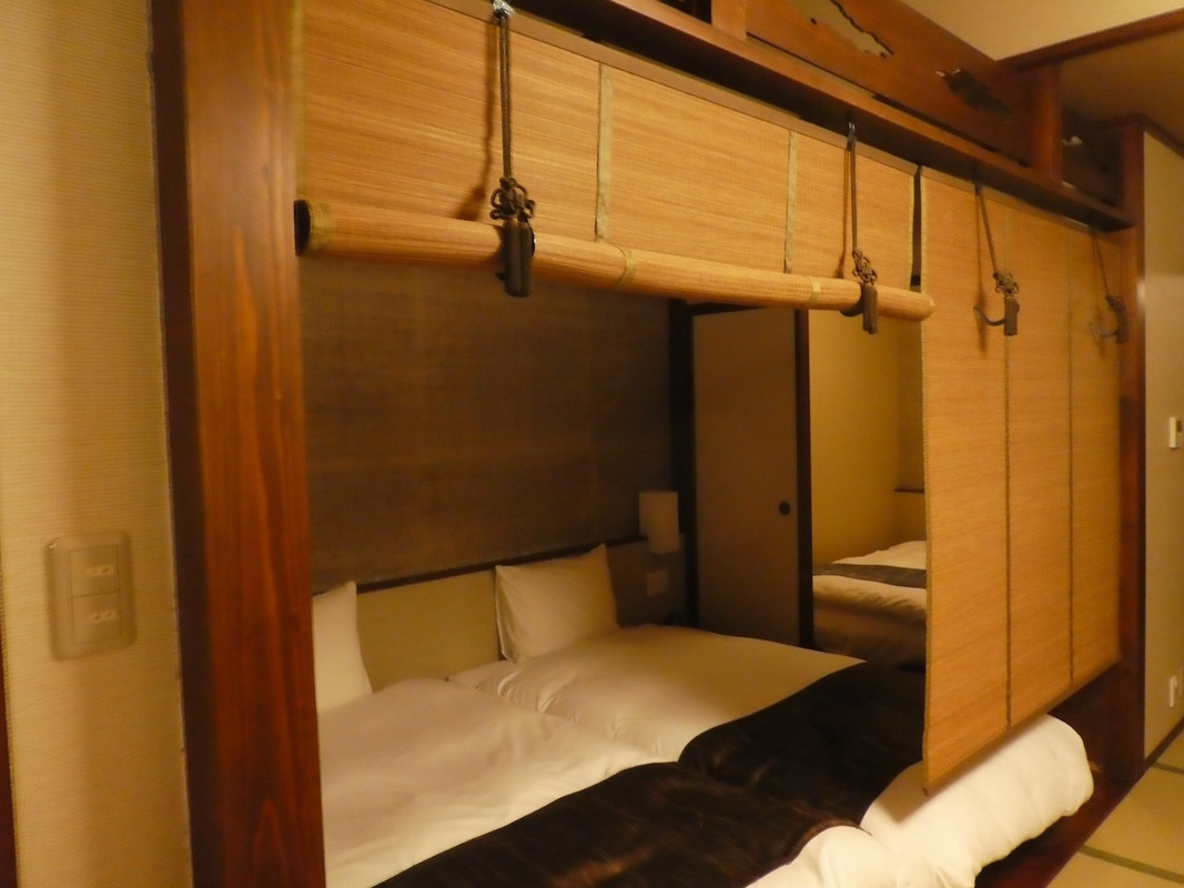 御簾のかかるベッド