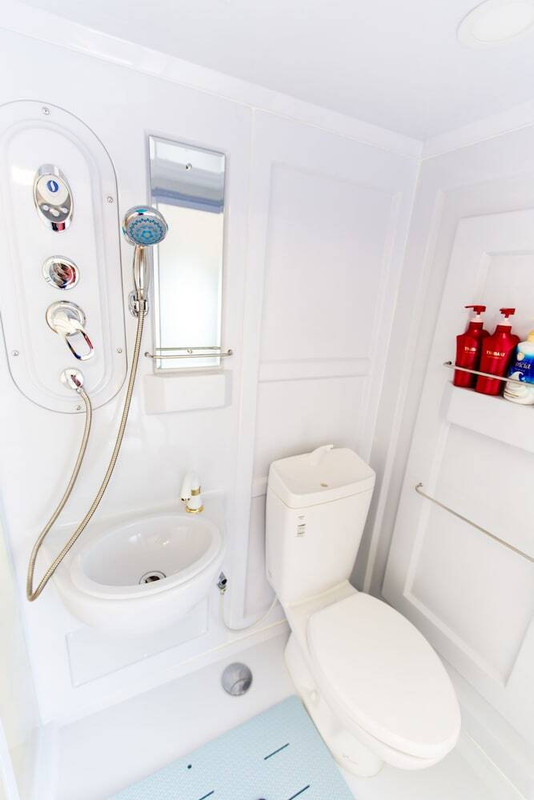 バスルームのシャワー