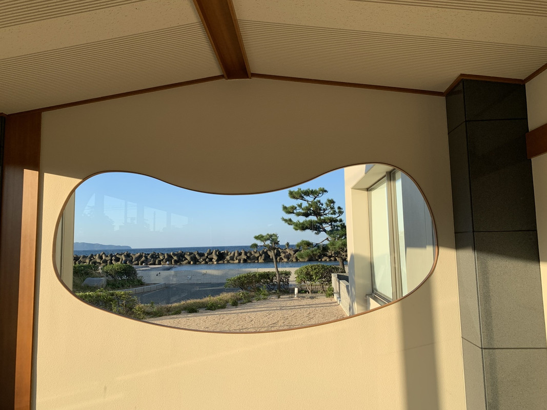 海のすぐ前です