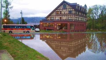 施設の正面 (日没後) / 2