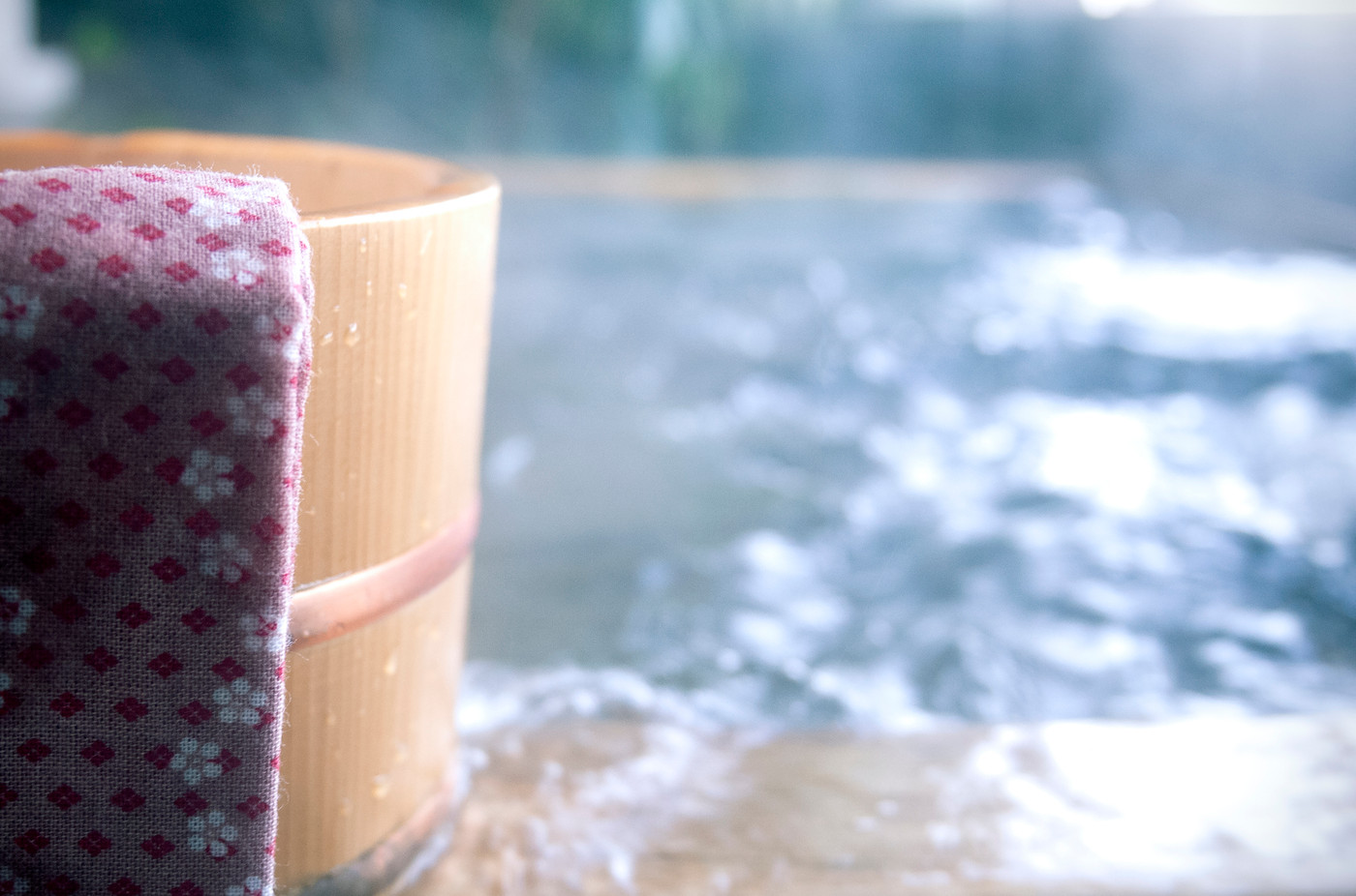 温泉と桶と手ぬぐい