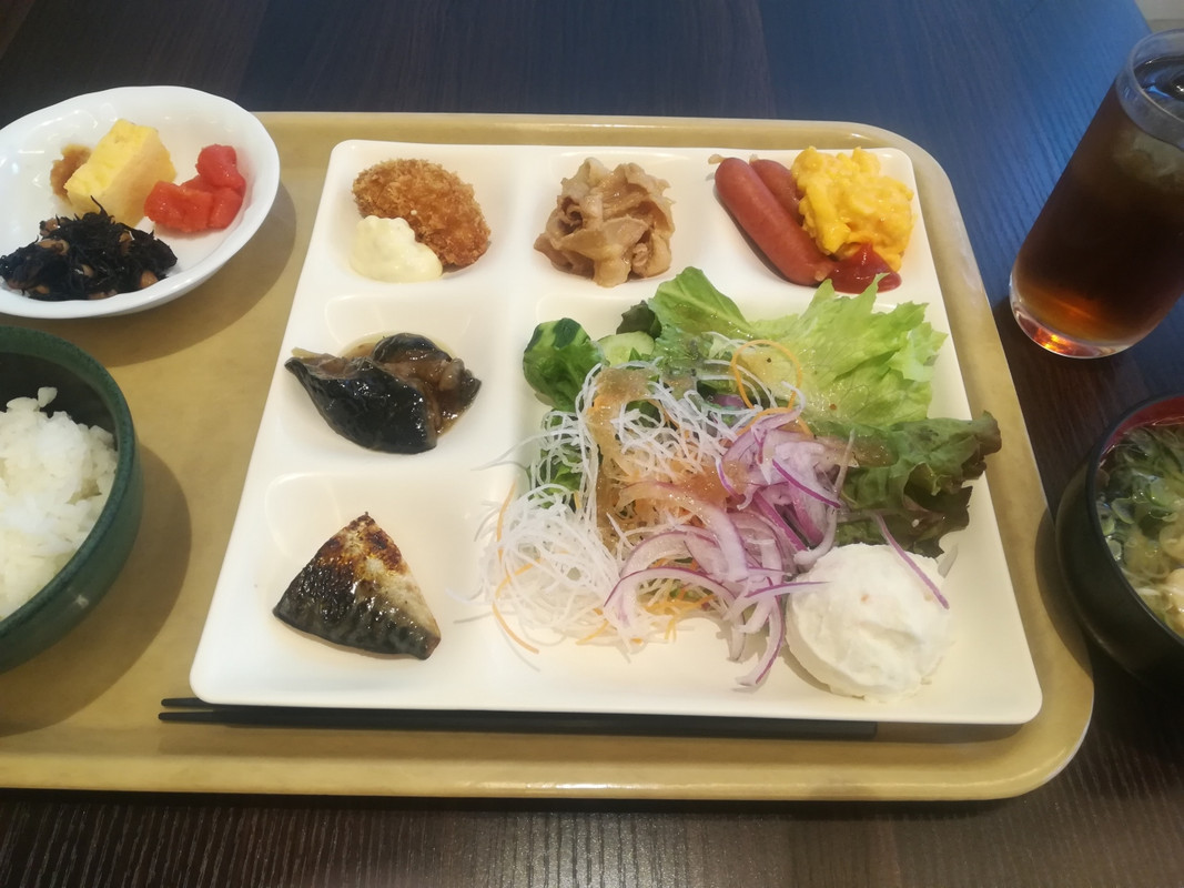朝食。炊き込みご飯や朝カレー、パンもありました。