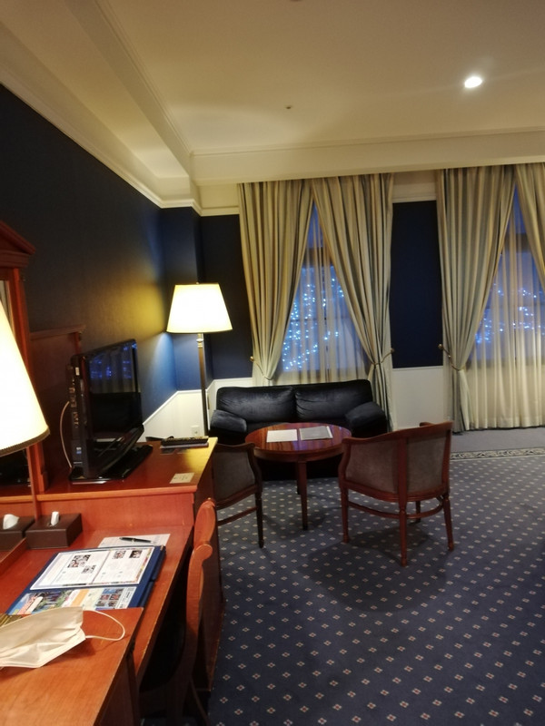 家具が大きくライト類がクラシック