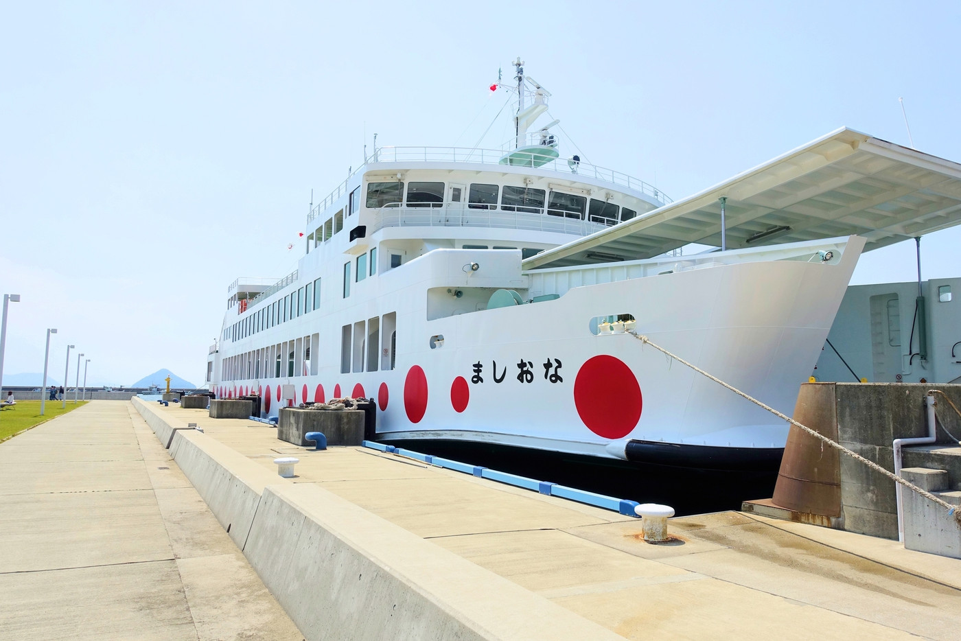 直島の宮浦港に着港したなおしまフェリー