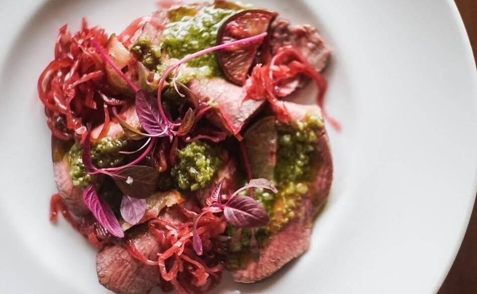 メインダイニングで
多国籍料理を堪能 / 1