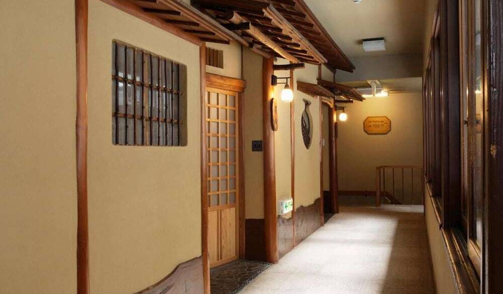 古き良き趣を感じる
数寄屋造りの建物へ / 2
