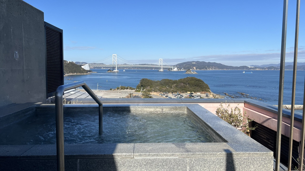 天空露天風呂。大鳴門橋が正面に見える絶景露天風呂です。