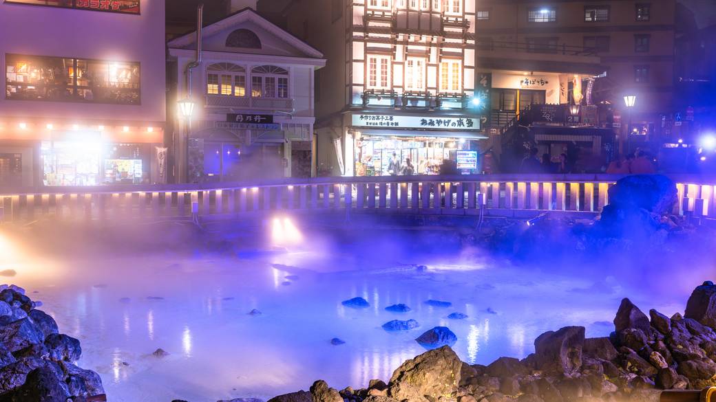 ライトアップされた
温泉街を散策 / 1