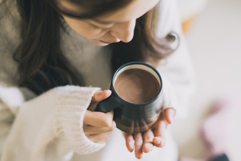 Woman drinking coffee/cocoa