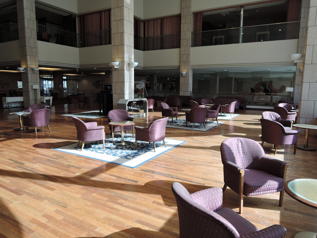 広く開放的なラウンジ