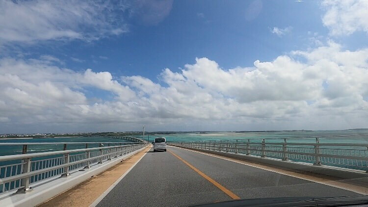 「伊良部大橋」。宮古島と伊良部島を結ぶ橋で、思わず車を停めてしまいたくなるほどの海絶景に出合える / 1