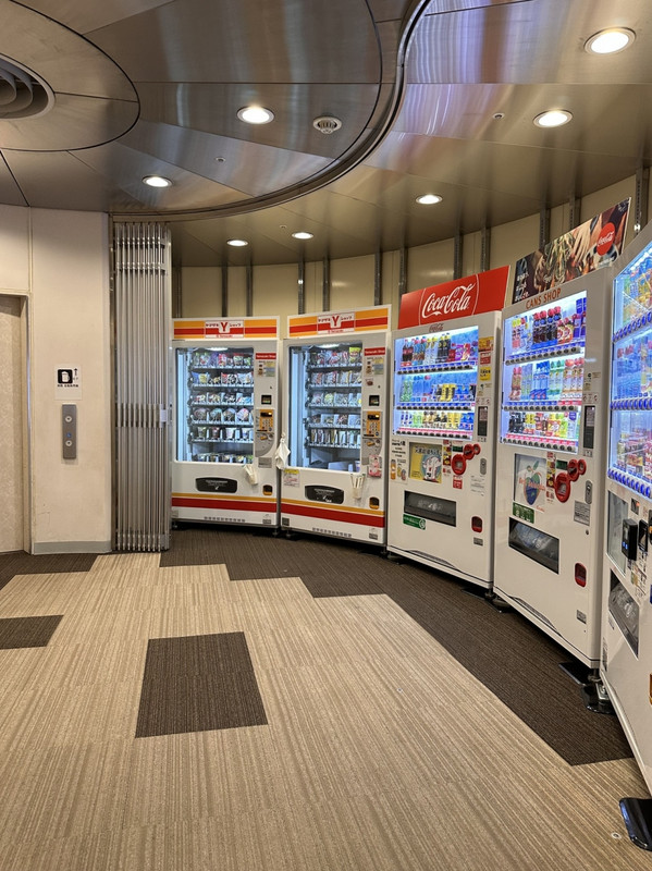 レストランが運営されてない時に便利な自動販売機