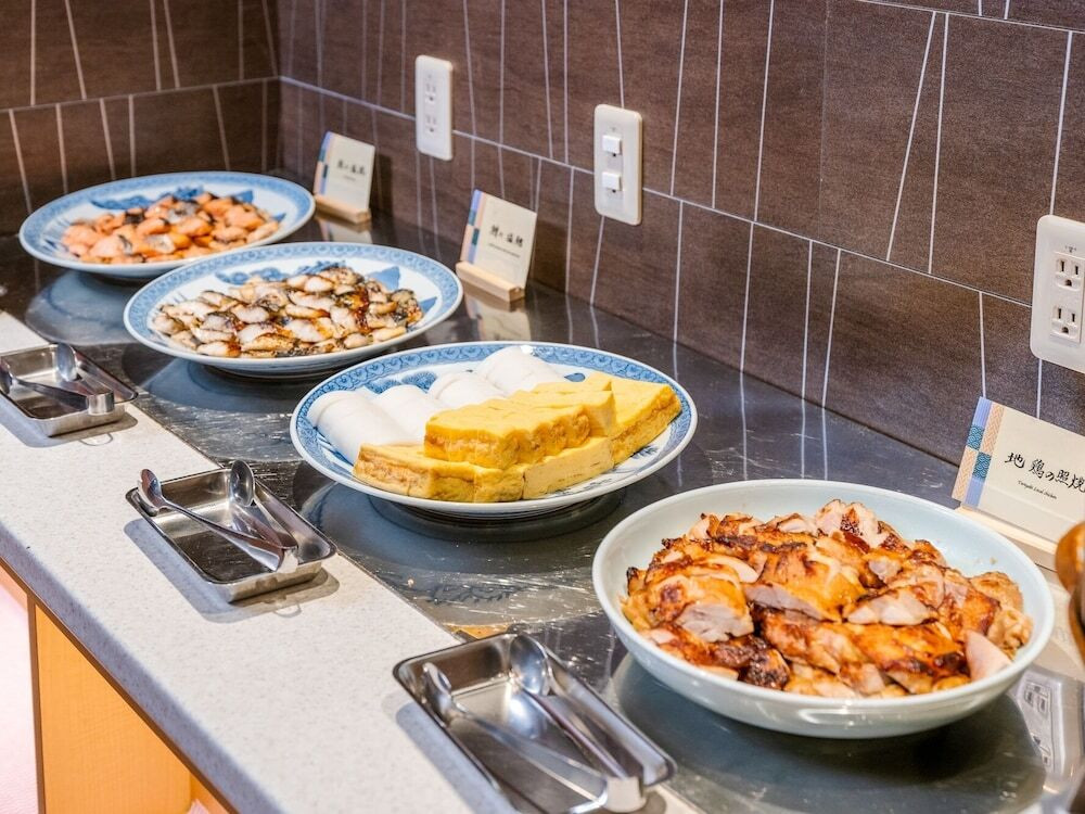 地元のソーセージやこんにゃく料理などの楽しいバイキング朝食4378175