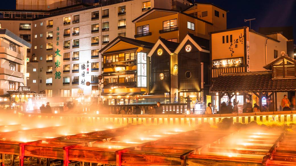 ライトアップされた
温泉街を散策 / 2