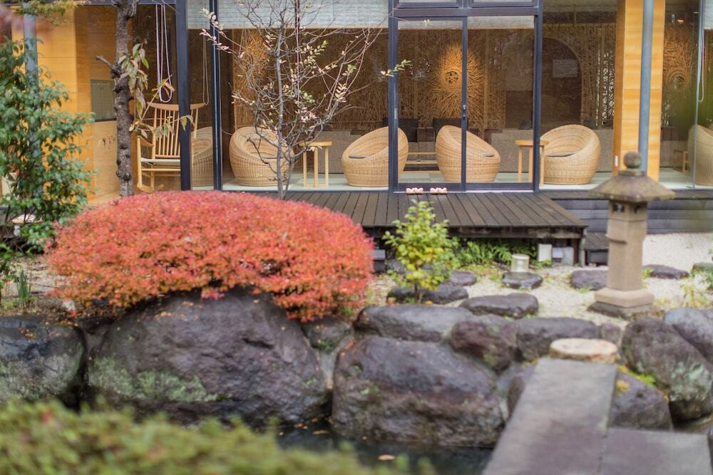 ロビーラウンジ 曙から眺める日本庭園