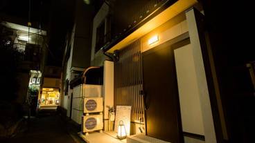 施設の正面 (日没後) / 2