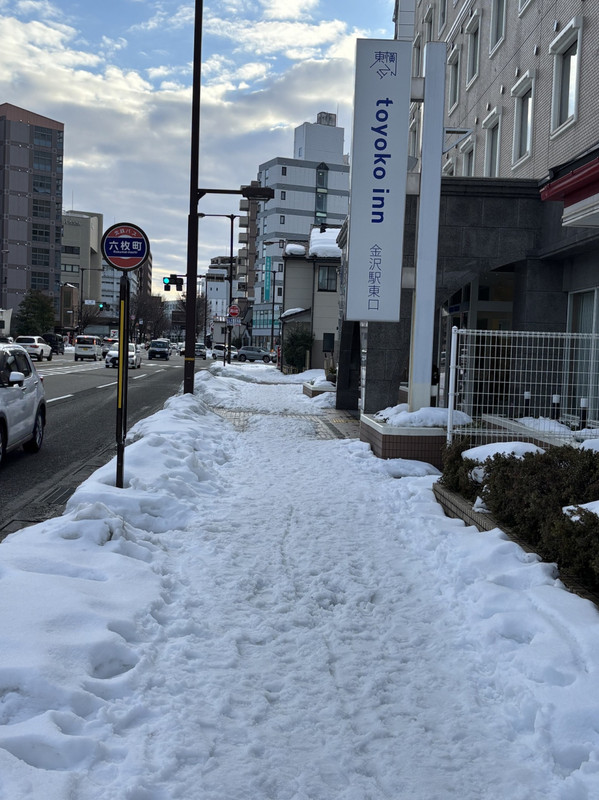 歩道は雪だらけ