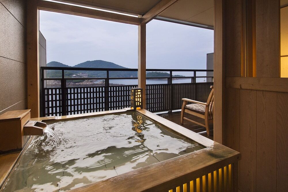 全室オーシャンビューのウッドデッキと露天風呂を備えた宿3843767