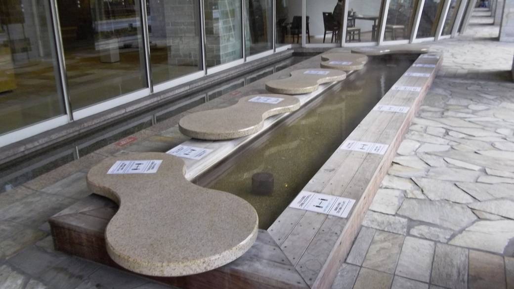 ホテル1階 源泉かけ流し足湯 / 2