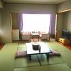 静かで明るい角部屋の和室