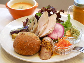 「コミュニティCAFE&農家のキッチンLABO FARM TO...」 料理 112749805 自家製の塩麹でつけた鶏ハムのプレート