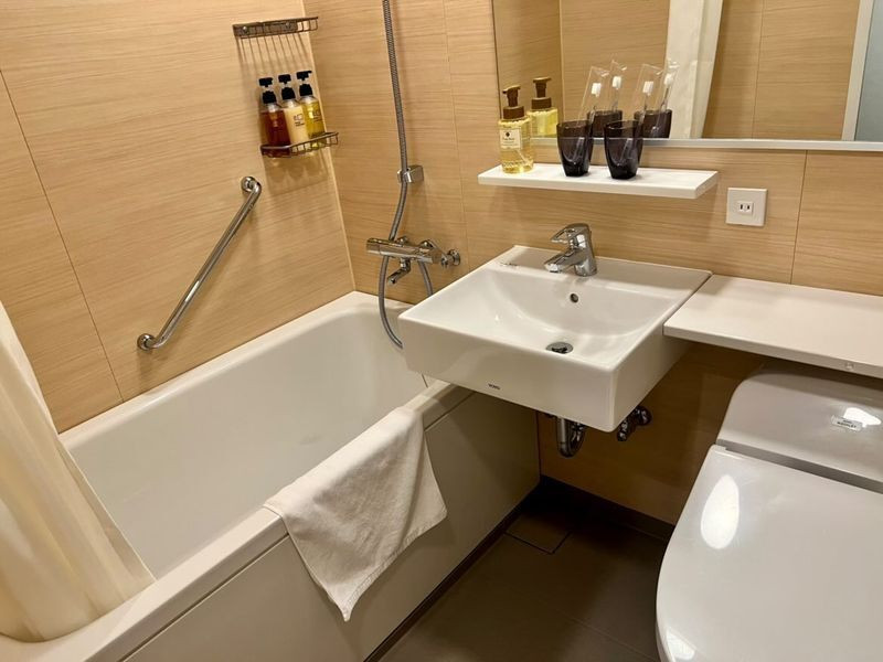 アメニティも用意されたスタンダードツインの水回り / 5