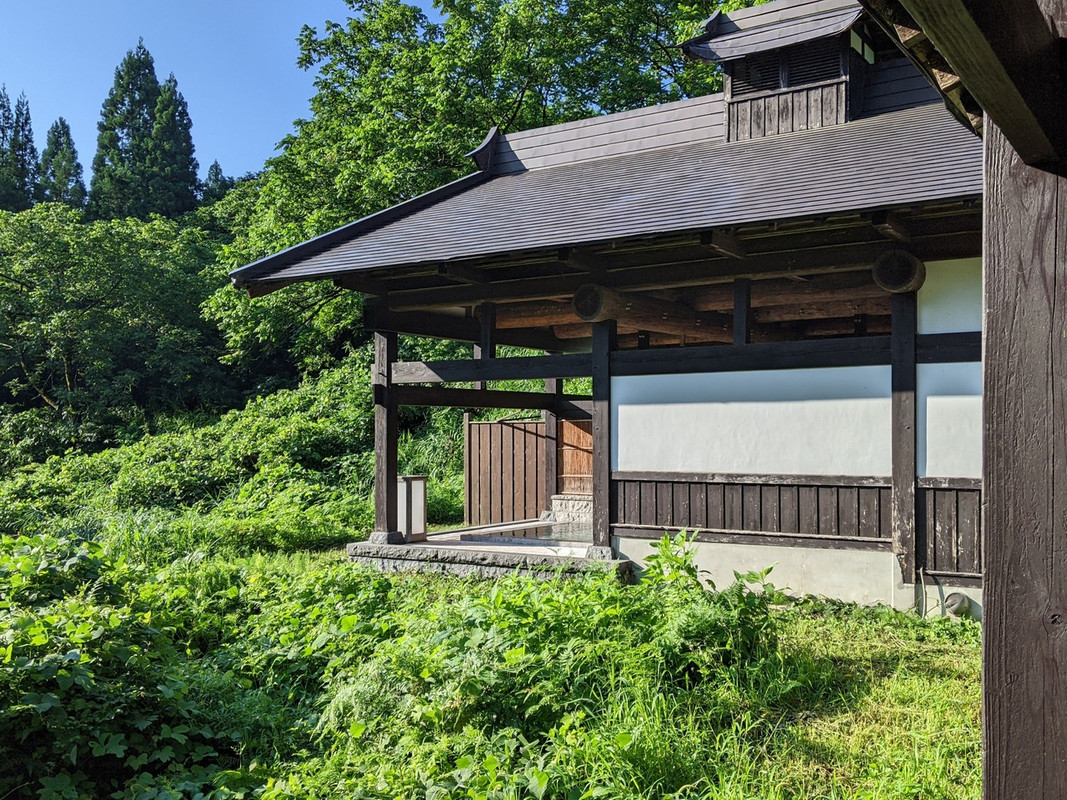 通路から丸見えの男性露天風呂