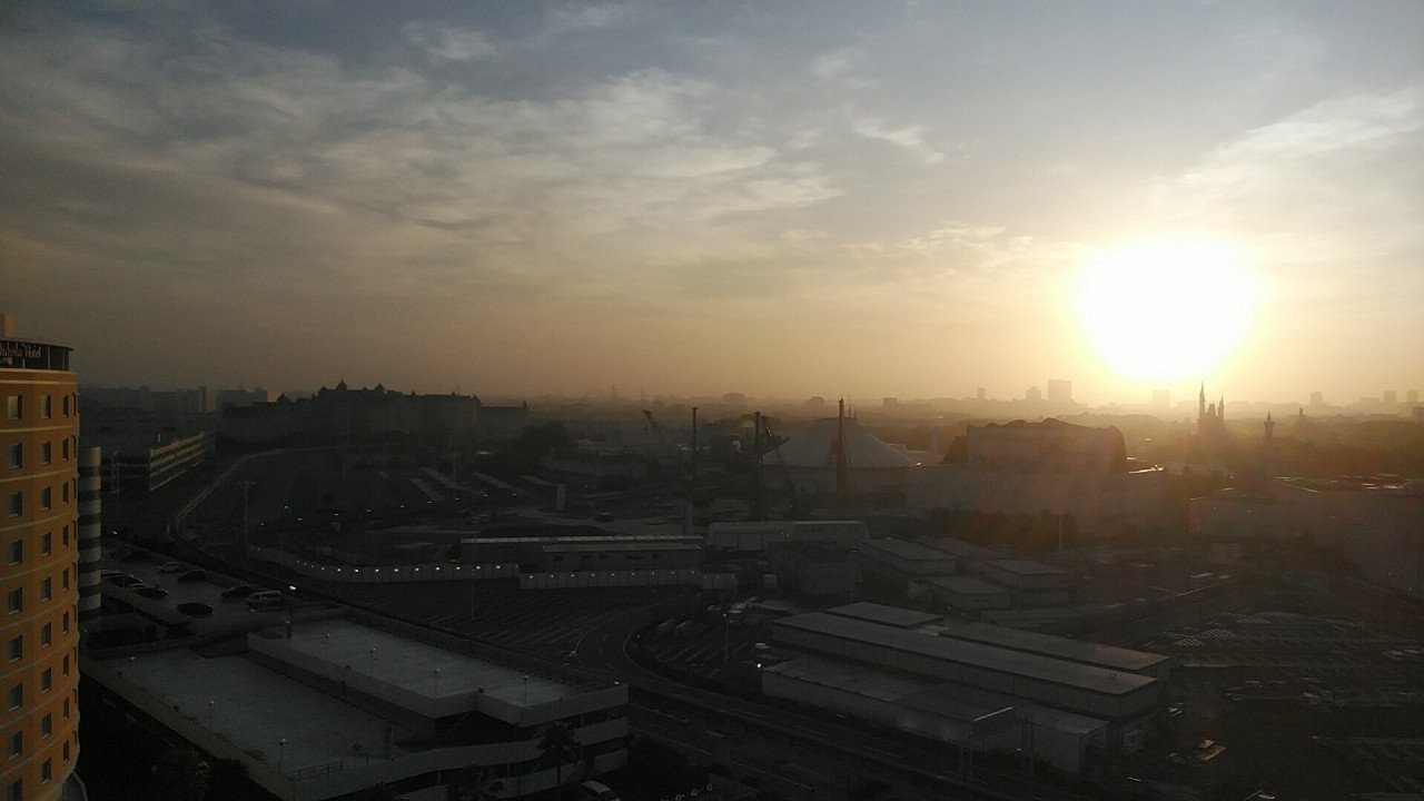 ディズニーのシンデレラ城の所に朝日があがってきました