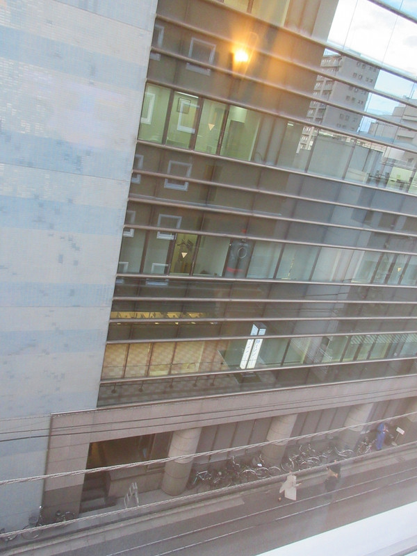 ホテル出入口向かいビルの喫煙所なのか？道はタバコ臭い