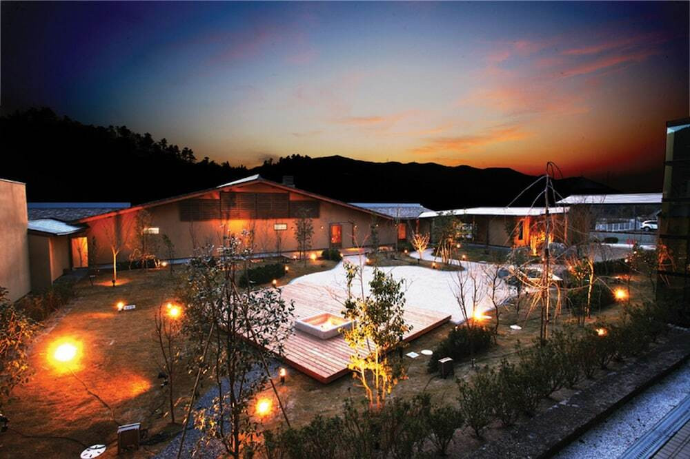 ほっこりする時間を里山で過ごす3998217