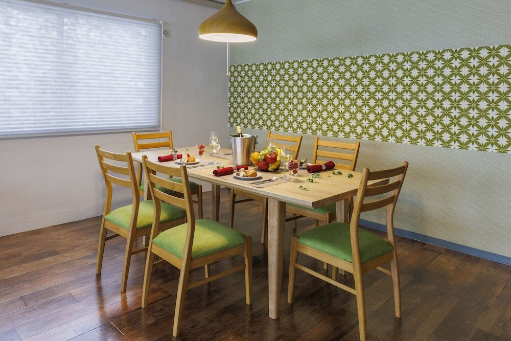 客室内のダイニングエリア