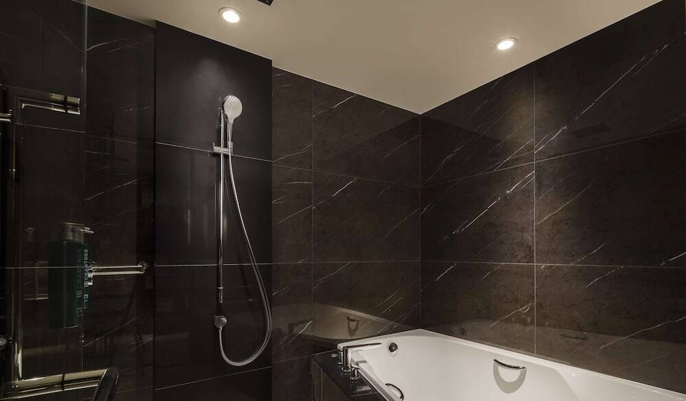 くつろぎのナイトタイム
夜景のそばで夢の世界へ / 3